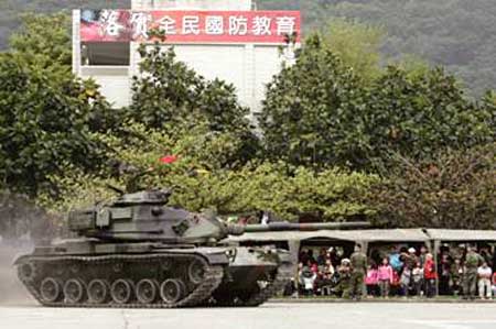 照片:國軍M60A3戰車在「雷霆萬鈞戰力揚」操演中以動態進場,展現戰車優異的性能與戰力