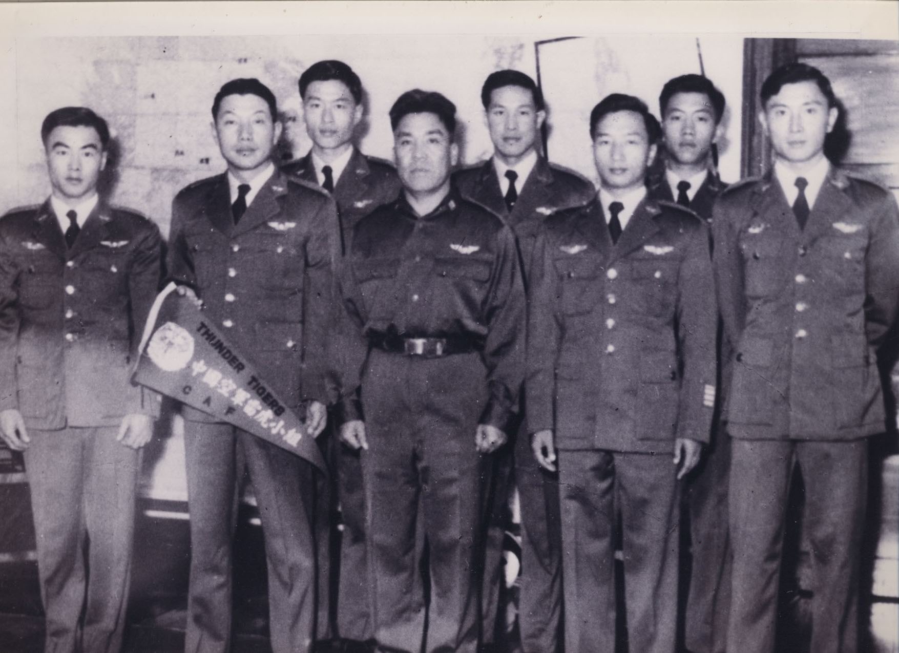 民國46年12月2日雷虎小組應邀赴菲律賓表演,飛行隊員與王叔銘上將合影。(左起:劉錦泉、周石麟、梁龍、王叔銘、劉蘇鐘、羅化平、袁行遠、張復)(圖:國防部空軍司令部)