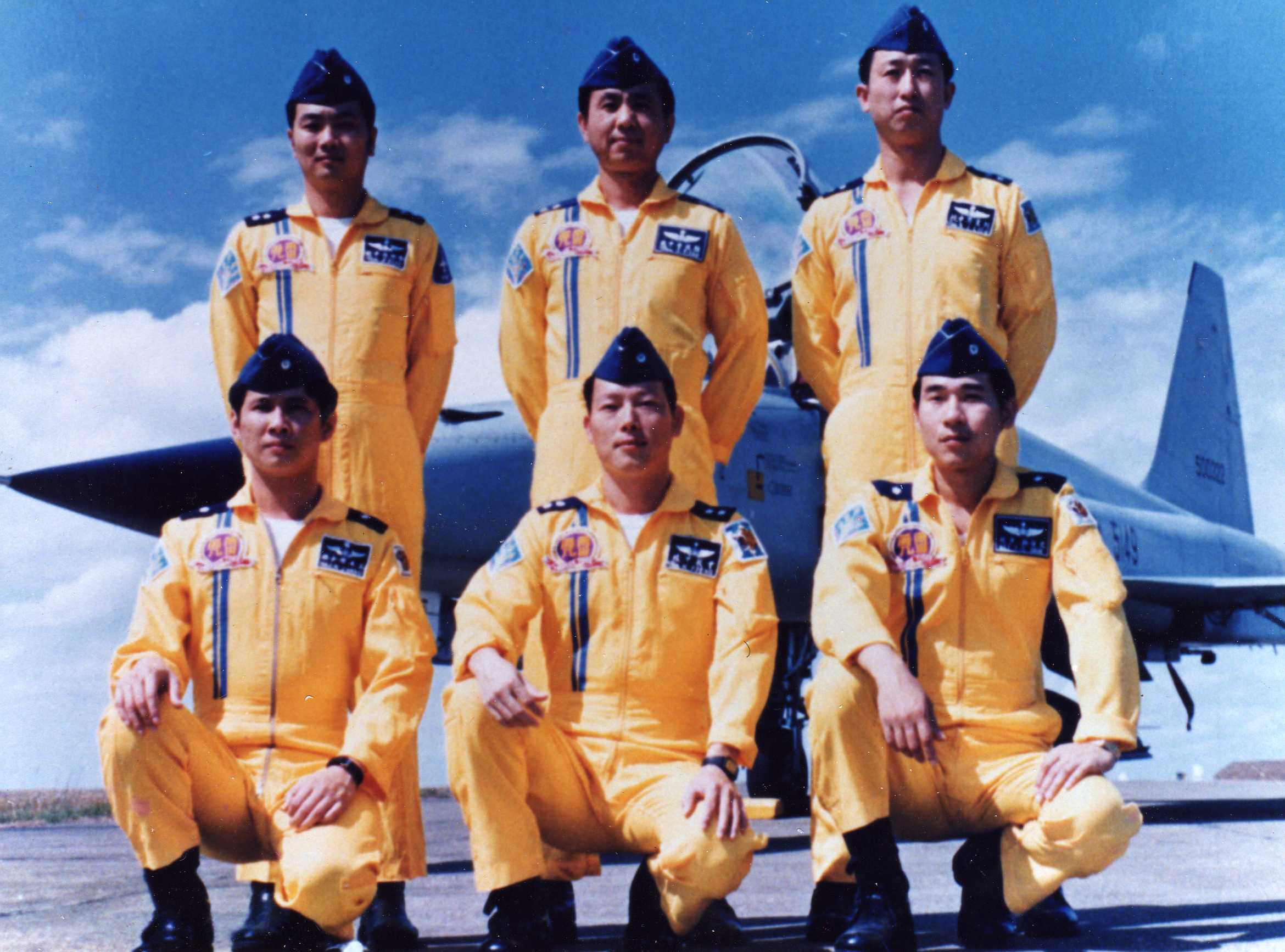 雷虎組員於F-5E前留影。由左至右王木榮、曾敏、史台駒、(前排)李珍治、顏挀堂、劉憲忠、(後排)(圖:國防部空軍司令部)