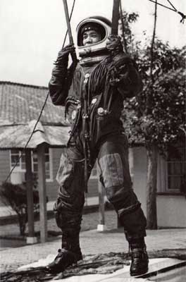 Chiu Song-zhou wore the new type of full-pressure high-altitude pressure suit to take the survival training.