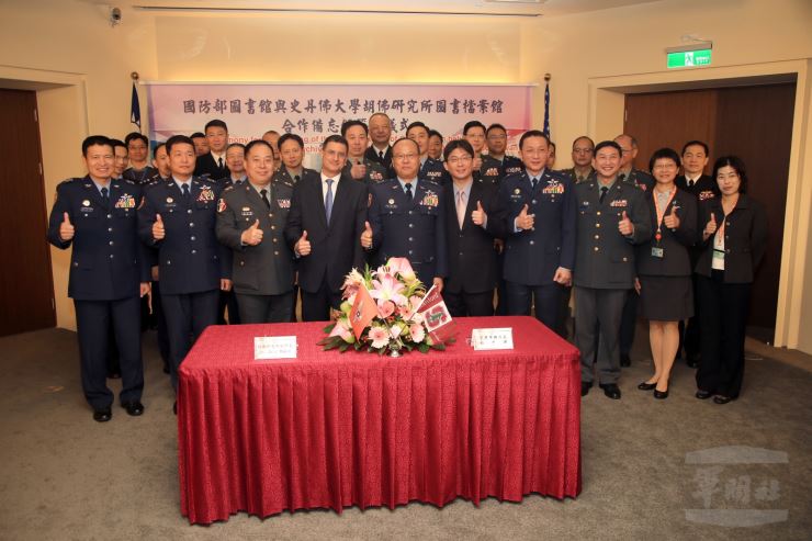 史丹佛大學胡佛研究所副所長魏肯博士與東亞館主任林孝庭集體合影